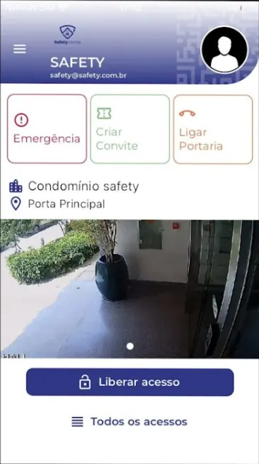 Tela inicial do app Safety Home Portaria com os botões Emergência, Criar convite e Ligar portaria, imagem da câmera e botão Liberar acesso