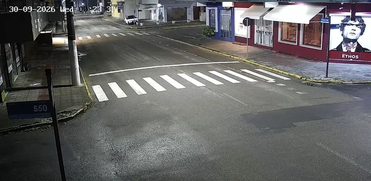 Imagem da câmera da sede da Safety Home, no Centro de Balneário Piçarras, à noite