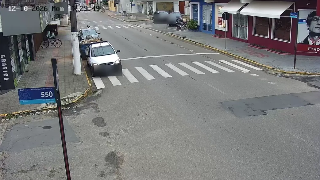 Rua em frente à loja da Safety Home, no Centro de Balneário Piçarras, vista pela câmera da loja (imagem gravada)