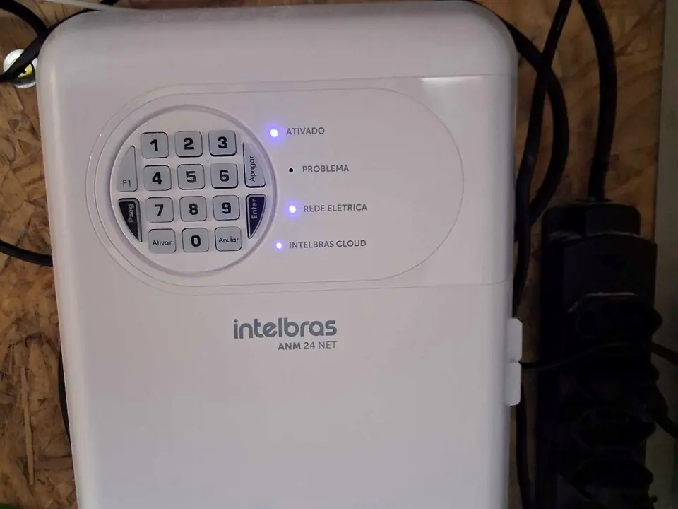 Central de alarme instalada na parede