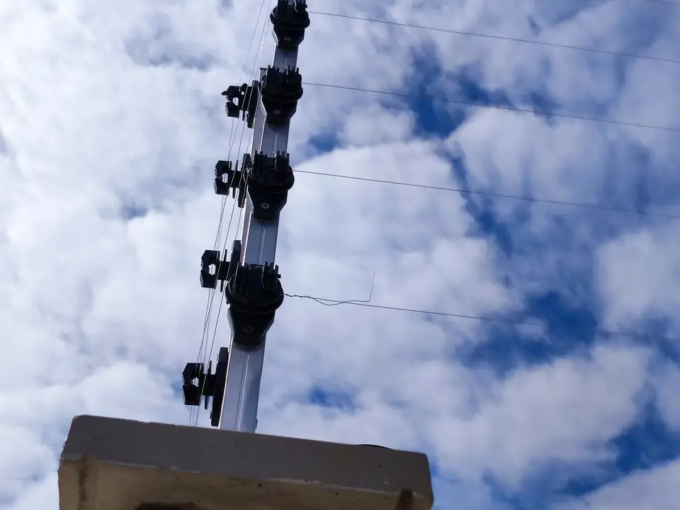 Cerca elétrica instalada sobre o muro de uma casa