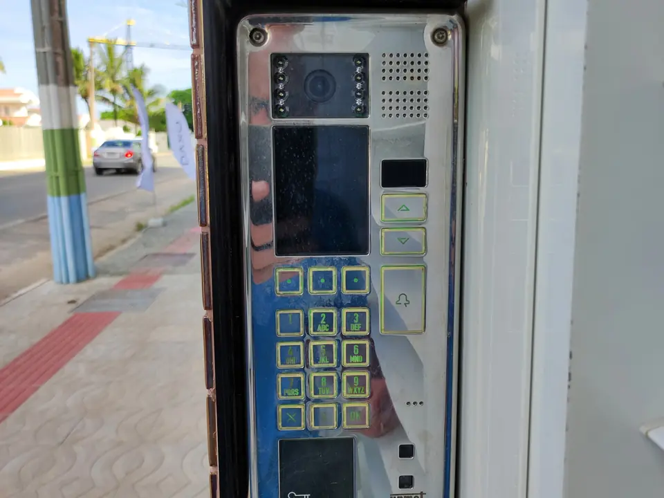 Portaria de condomínio com interfone e câmera