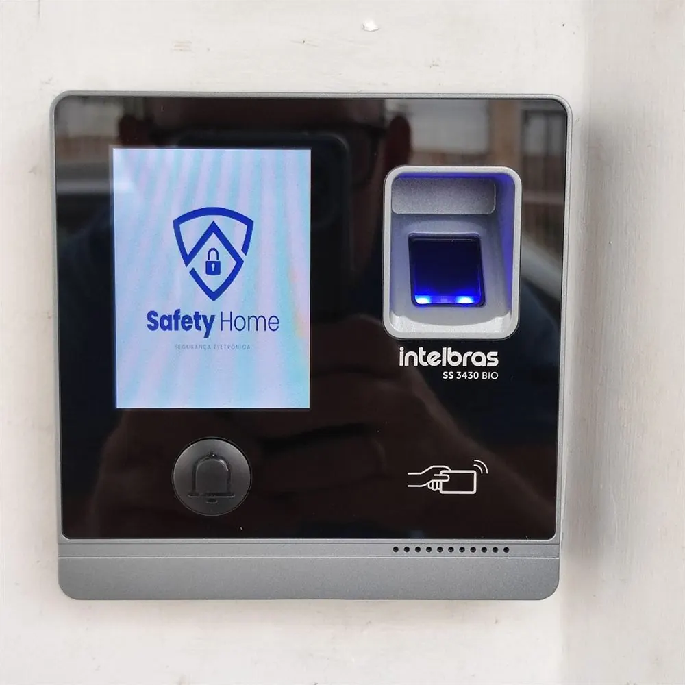 Leitor biométrico Intelbras com o logo da Safety Home na tela