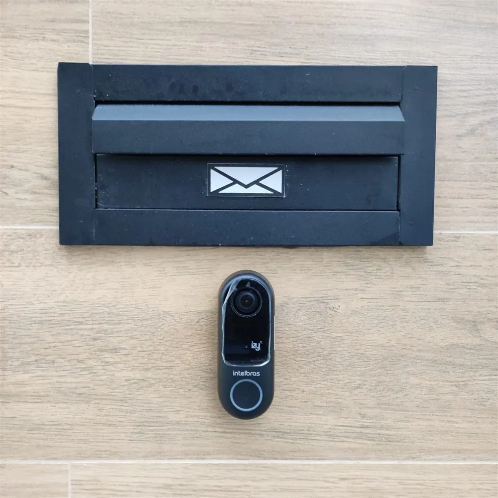 Campainha com vídeo Intelbras instalada abaixo de caixa de correio