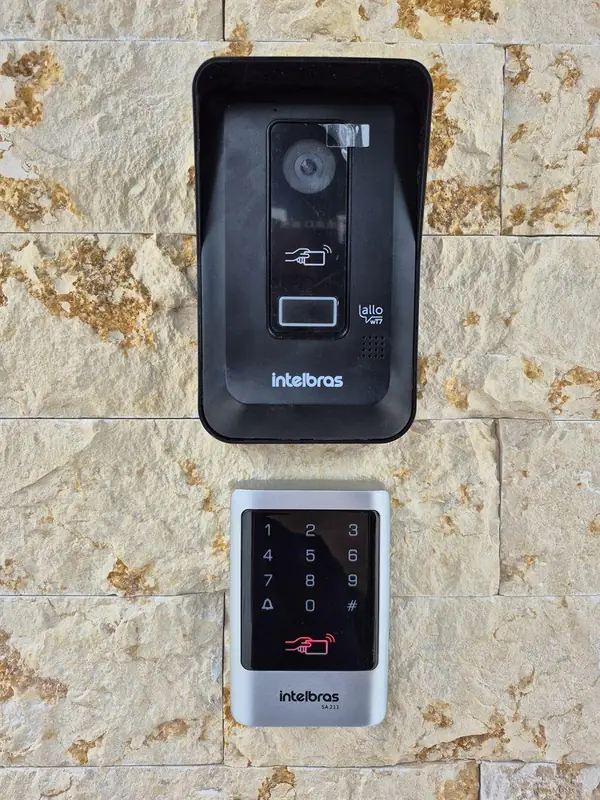 Vídeo porteiro e teclado de controle de acesso Intelbras em parede de pedra