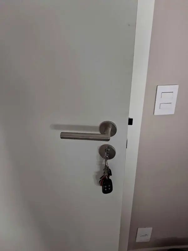 Antes: porta com maçaneta e fechadura de chave comum