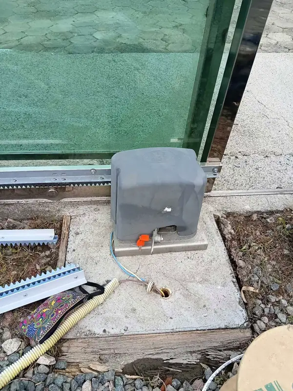 Antes: motor de portão deslizante antigo, cinza